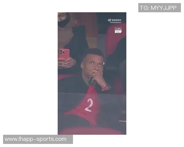 姆巴佩身穿阿什拉夫球衣观战非洲杯摩洛哥对阵马里引发热议 姆巴佩身穿阿什拉夫球衣观战非洲杯摩洛哥对阵马里引发热议