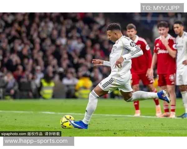 姆巴佩身穿阿什拉夫球衣观战非洲杯摩洛哥对阵马里引发热议