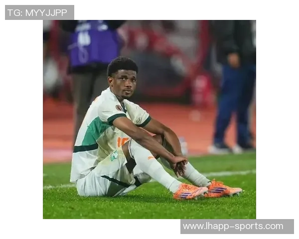 阿玛德荣获非洲杯全场最佳身穿姆伯莫球衣领奖引发热议 阿玛德荣获非洲杯全场最佳身穿姆伯莫球衣领奖引发热议